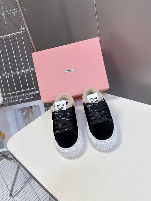 Miumiu缪缪秋冬最新款毛毛饼干鞋 厚底鞋 超多明星网红种草 看着就暖和冬天必备 简约的运动板鞋设计 极具辨识度的鞋舌 打造佛系甜美的休闲风~~上脚气场十足随