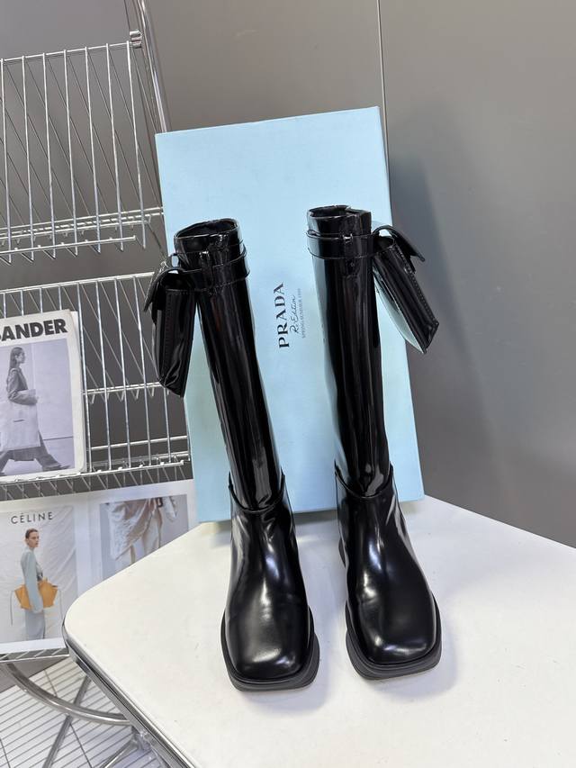 Prada普拉达顶级版本松糕厚底口袋三角标靴子 原版1:1定制，众多网红上脚 注塑三角字母Luogo工艺，今年非常爆，穿上休闲运动两不失误 面料:定制开边珠注塑