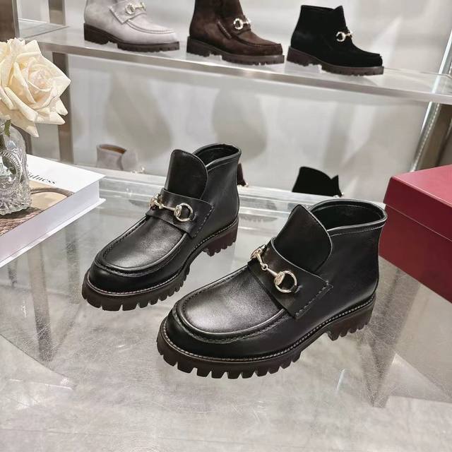 长期有货 4寸女靴 Gucci 古奇 时尚大爆款 巧妙运用圆形鞋头等设计时尚风范 面料：进口小牛牛猄皮 内里：垫脚 进口羊皮 原板一比大底生产 码数:35 42