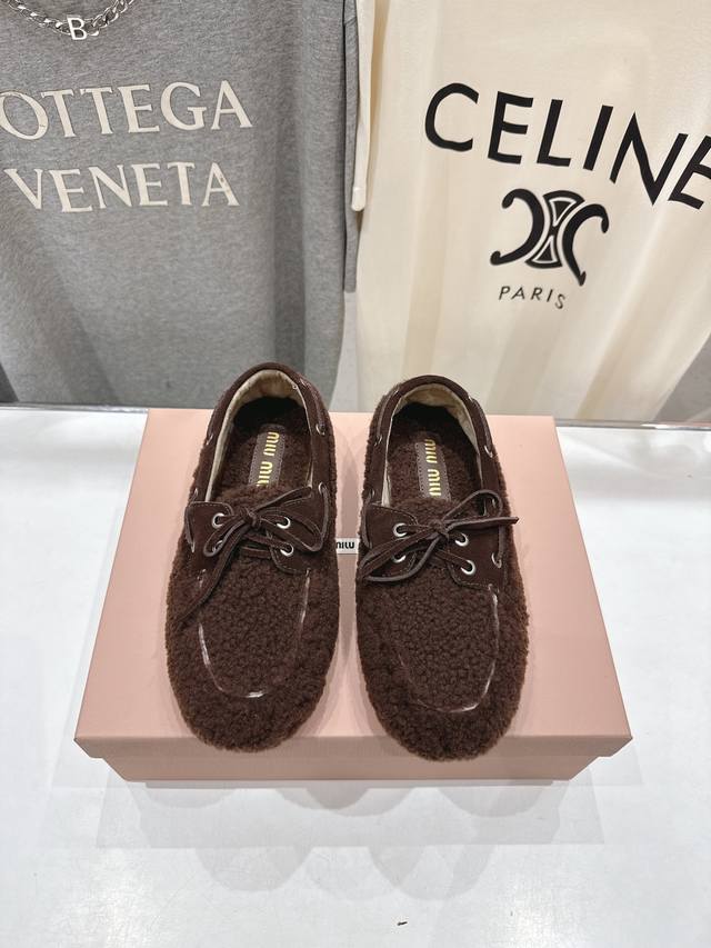 缪缪秋冬走秀款一脚蹬驾车鞋加毛乐福鞋毛毛鞋 这款永不过时的乐福鞋搭配印第安复古风格设计，彰显别具一格的经典格调。 上脚非常舒服超级稳 搭配还是可咸可甜 Zp开发