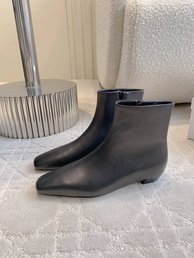 出厂价P Proenza Schou*新款短靴 麂皮质感高级又软糯，独特鞋型自带时髦基因，往那儿一摆，时尚杂志氛围感直接拉满，穿去炸街绝对Slay全场～ 整体线