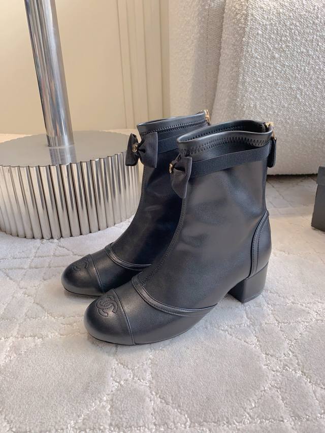 网面 皮面 Chane*新款网纱蝴蝶结短靴 超多明星时尚博主种草 主打都是甜甜的颜色 直击我心 上脚高级感满满 鞋面网纱 羊皮 垫脚羊皮 跟高5Cm 意大利真皮