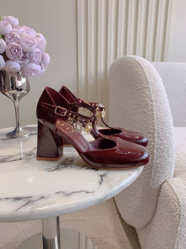 出厂价P Roger Vivie*新款水晶吊坠粗跟玛丽珍单鞋 上脚舒适度太棒啦 美丽又甜酷的风格 每个女生都要有一双 鞋面原版牛漆皮 Zp开模五金扣 内里垫脚顶