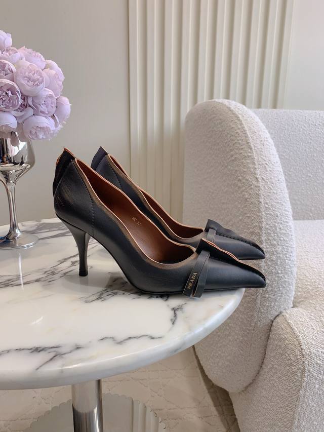 出厂价P 顶级版本 Prad*新款尖头做旧高跟鞋 舒适好穿 上脚巨时髦 简约的高级感 上脚真的很显瘦 气质小姐姐的心头爱 绝绝子好看 鞋面做旧小牛皮 内里垫脚牛