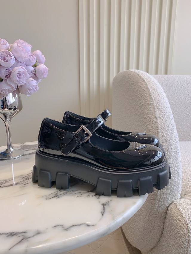 出厂价P Prad*新款三角标厚底玛丽珍鞋 厚底设计上脚秒变大长腿 轻便舒适好穿 简约大气 原版购入1:1打造 细节感拉满 鞋面牛皮 内里垫脚牛皮 原版开模大底