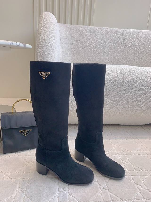 出厂价P Prad*新款高跟三角标长靴 上脚超级显腿长 经典百搭不过时 鞋面羊京 质感超好 内里垫脚羊皮 意大利真皮大底 跟高6Cm 尺码35-39 40 41