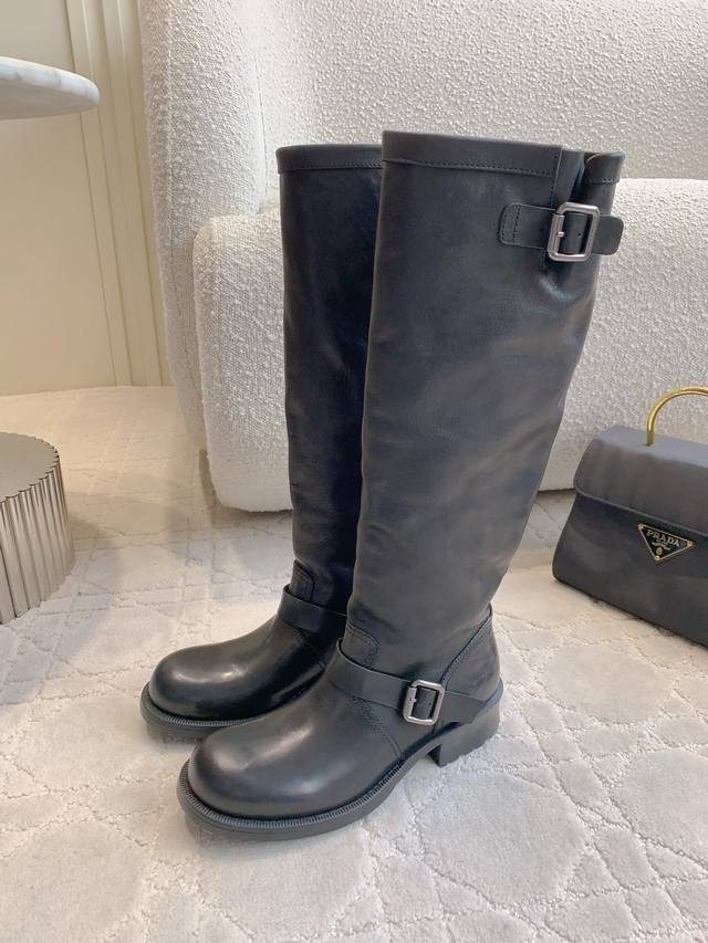 出厂价P Prad*新款厚底长靴 上脚超显腿长 硬挺帅气 效果惊艳！简约百搭单品！ 鞋面小牛皮 内里垫脚羊皮 原版开模大底 尺码35-39 40定做