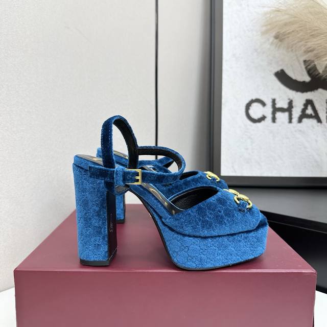 Gucci 古驰经典马衔扣坡跟凉鞋 G家标志性马衔扣 邂逅时髦丝绒压纹 坡跟 一场华丽与舒适兼得的时尚盛宴就此开启。 这双凉鞋 是经典与现代的激情碰撞 每一步都