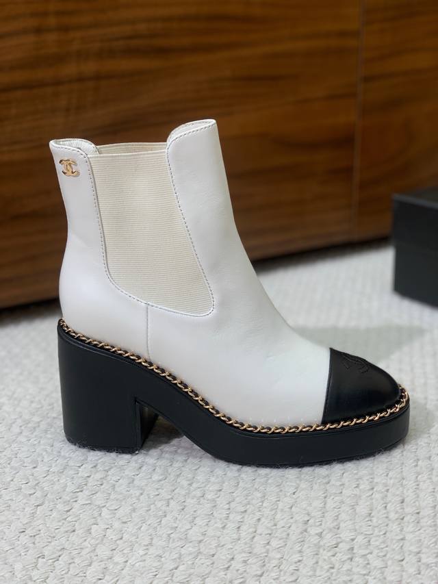 Chan*L厚底机车靴。靴口选用一比一弹力松紧设计，穿脱方便。鞋面原版定制小牛皮 磨砂皮。羊皮内里及垫脚。超轻耐磨橡胶防滑大底。高度8.5Cm 码数：35-42