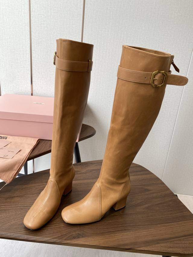 短靴 高靴 Miu Miu 25Ss 弹力 短靴 秋冬走秀新款短靴 长靴 今年最值得入手的靴子 没有之一！超多网红明星上脚 Miumiu今年秋冬确实泰酷辣 秋冬