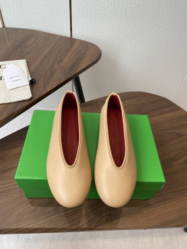 Bv Rosa 芭蕾舞鞋 杏色 小羊皮 圆皮花边 镶嵌鞋口 单鞋系列 平底设计 柔软舒适 内置垫脚 云朵般舒适 手工编织花边 镶嵌鞋口 超级柔软舒适 这款经典款