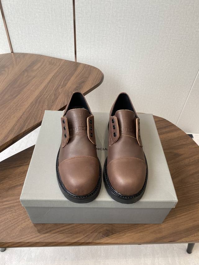Balenciaga 巴黎世家 25Ss 秋冬新款假系带 情侣款 乐福鞋 看着硬朗 但上脚舒适 个性帅气的的同时 不失舒适感 擦色做旧复古！ 工艺设计大底 不会