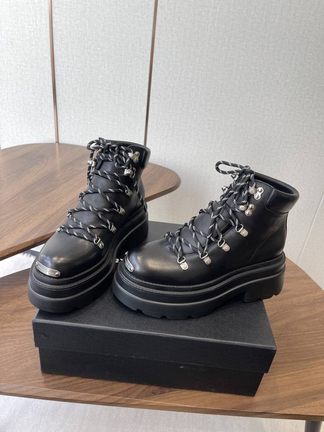 Alexander Wang 大王25Ss新款 系带 厚底 短靴 马丁靴 大王这双厚底短靴 绝对是腿精必备神器 显高显瘦，黑色经典百搭王~~ 皮面搭配激光Log