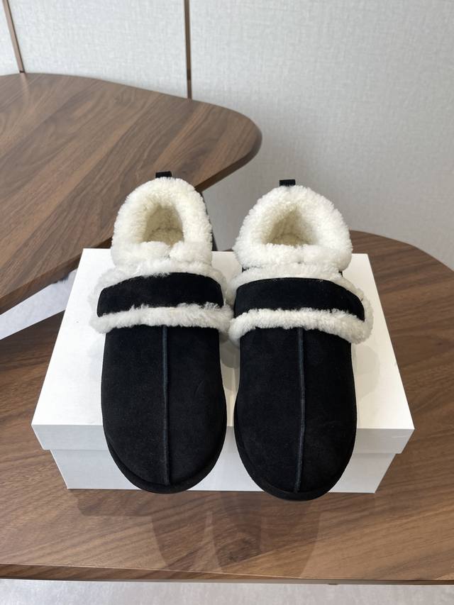 莞产25年最新款The Row皮毛一体羊毛靴，魔术贴设计简单又方便，搭配也好看！整个鞋子非常柔软，好穿不磨脚。各大博主纷纷在穿，简单设计乃是这个品牌一贯作风，迎