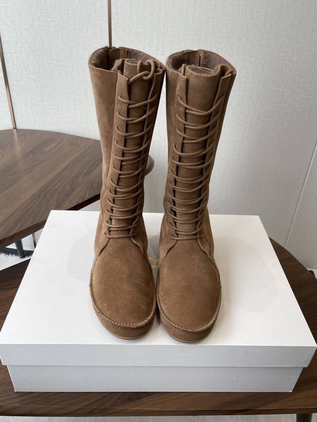 The Row 秋季最新款绑带高邦拉链老钱风雪地靴 雪地靴采用胎牛绒皮毛一体鞋面，触感柔软舒适，内里羊毛 不仅保暖而且更加保护生命。鞋底采用橡胶材质，厚实防滑，