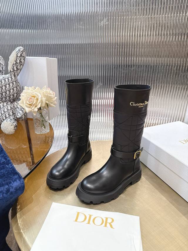 最高版本 Dior 迪奥Cd 秋冬靴复古工装靴 系带好穿好看又帅气 材质：鞋面进口牛皮面料，，水染牛皮内里垫脚 原版开模Tpu大底 跟高:3Cm 码数:35-4