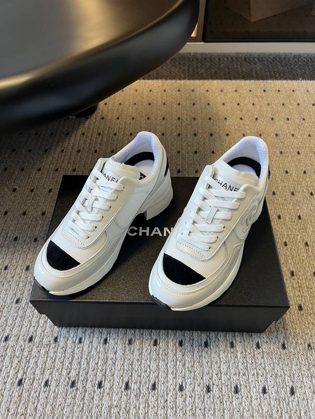 顶级品质 Chane* 25Ss 香奈儿高跟运动鞋 采用皮革与网面拼接的材质，兼具质感与透气性。鞋身带有品牌标志性的双C Logo，辨识度极高，有白色、黑色、粉