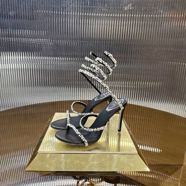 独家顶级版 R C 2025S重工Rc蛇形爆红系列，珍珠镶钻缠绕脚环高跟凉鞋℡ 鞋面：进口真丝+克里奥水钻珍珠 内里：粒面珠光羊皮里 大底：原版一致高密度真皮大