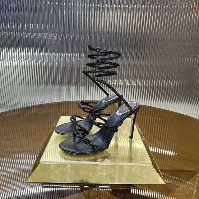 顶级版 R C 2025S Rc春夏爆红系列，全新配色露趾交叉缠绕水钻镶嵌高跟跟拖鞋凉鞋 商品描述：Caterina细致交叉线条和鞋跟完整包覆着发亮的水钻，像两