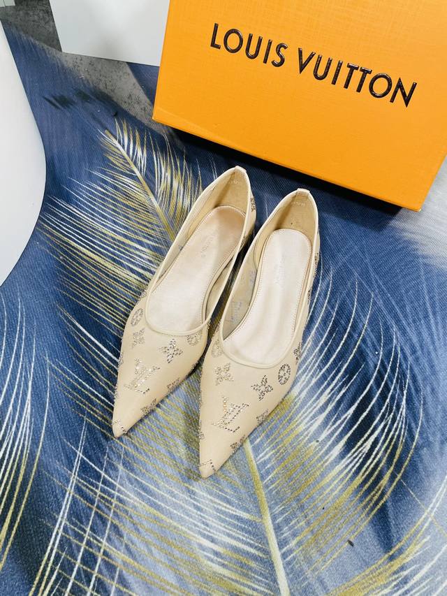 平底 驴家专柜同步專櫃新款新色，闪亮出场，欢迎对比，定制双层加厚透网真丝面料 定型效果更佳，搭配澳洲进口水钻女神必备，垫脚内里：真丝料。意大利进口Logo真皮鞋