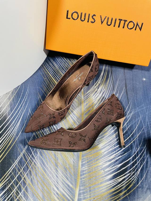 7.5-8Cm跟高 驴家专柜同步專櫃新款新色，闪亮出场，欢迎对比，定制双层加厚透网真丝面料 定型效果更佳，搭配澳洲进口水钻女神必备，垫脚内里：真丝料。意大利进口