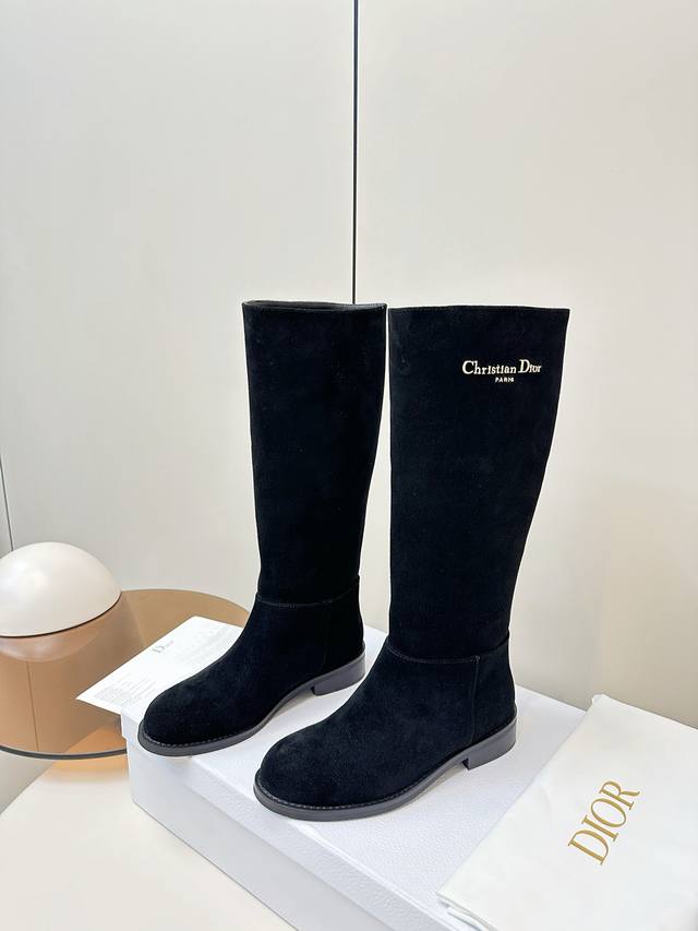 迪奥复古英伦风布洛克新款骑士长靴 楦型百搭瘦脚Yyds.造型立体饱满，帅气十足 上脚舒适 一款非常复古风、气场十足单品 设计风格非常新颖 细节完美 酷炫 潮派