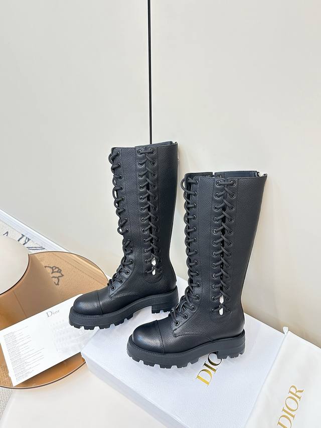 迪奥迪丽热巴 同款D-Road 靴 绑带马丁靴 中筒机车靴 金智秀Jisoo巴黎时尚展首秀 D-Road 靴 镂空的设计、麻绳绑带 可调节至各种脚型！ 短靴的跟