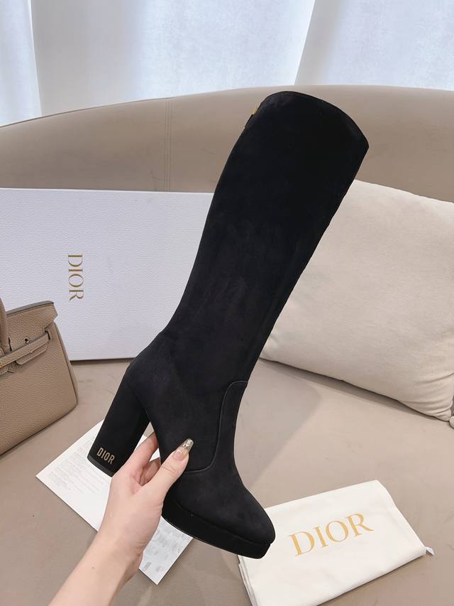 秋冬新款 真正的原版1:1開發 个性的后拉链，便捷时尚，两条直线美得无法形容，羊皮内里，舒适柔软，10Cm稳健粗跟设计，上脚瞬间瘦腿. 面料进口磨砂牛皮+内里羊