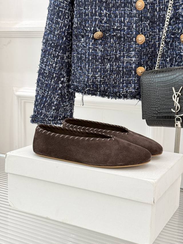 顶级版本 新品复古V口编制奶奶鞋单鞋 面料采用原版定制磨砂皮 内里垫脚均为羊皮材质 原版开模定制大底 Size：35-39 40 41定制