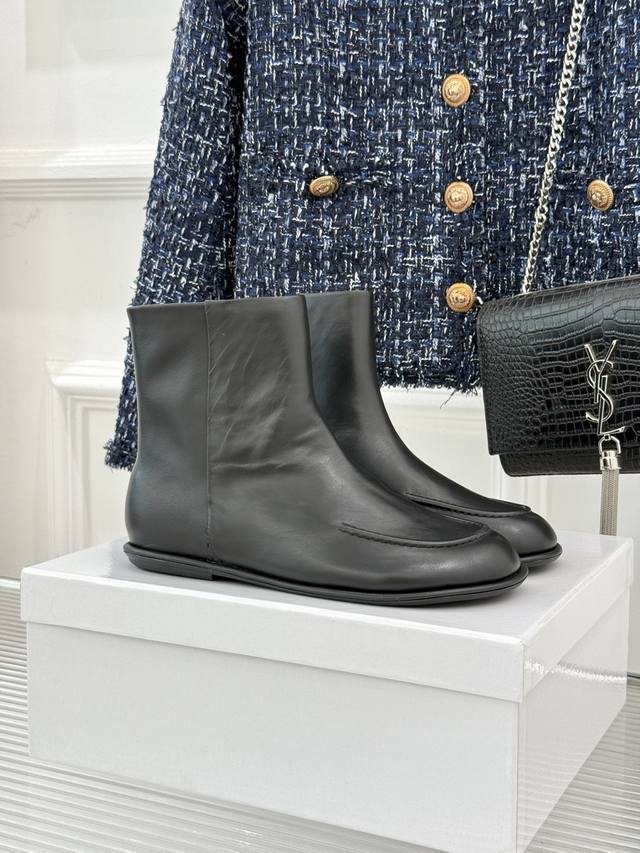 系列平底圆头短靴 Canel系列平底鞋，相信人手一双了，新款靴子秉承着一贯的极简主义风格，极轻极舒适，小牛皮超级柔软穿上如袜子一样包裹着肌肤，感受不到任何束缚，