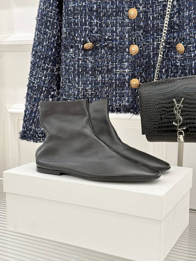 经典新品 秋冬季经典V口方头平底短靴 面料采用原版定制皮料 内里垫脚均为羊皮 意大利进口真皮大底 Size：35-41 [40 41定制]