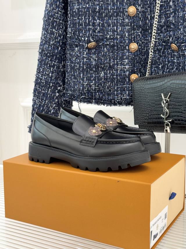 顶级驴牌新品 经典老花皮厚底休闲乐福鞋 超级耐看 细节好到爆 上脚非常舒适 面料采用原版小牛皮 内里垫脚均为羊皮 原版开模定制防滑大底 Size：35-41 [