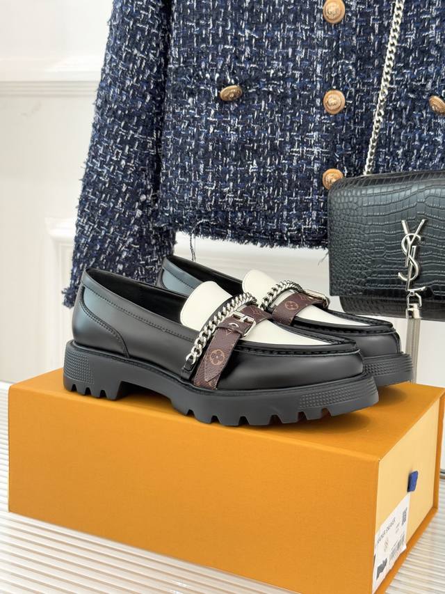 顶级驴牌新品 经典老花皮带链条厚底乐福鞋 超级耐看 细节好到爆 上脚非常舒适 面料采用原版定制小牛皮 内里垫脚均为羊皮 原版开模定制防滑大底 Size：35-4