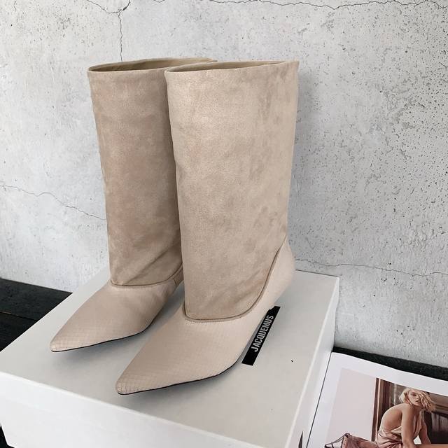 Jacquemus 2025新款猫跟靴，一不小心就穿出高级感的尖头靴，时尚和慵懒随性之间的微妙平衡，时尚好看整体日常穿搭非常洋气就对了对版高丝光羊京+压纹牛皮面