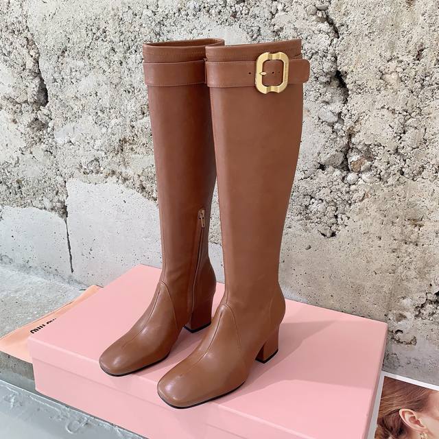 Miu Mi* 25秋冬Zui美时尚单品弹力靴，Miu家的这款弹力靴上大分，闭眼可入，设计感十足，时髦精值得关注的穿搭神器，对版弹力皮羊皮面料，莱卡布内里，意大