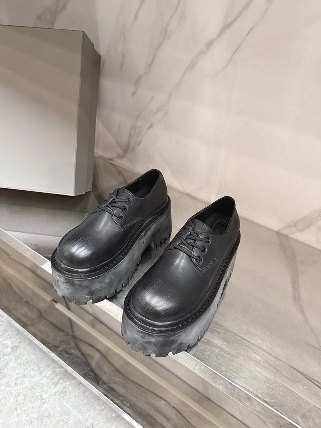 Balenciaga*2025秋冬新款厚底德比鞋，谁能拒绝得了这么酷的德比鞋想要成为街头最酷的那个Girl吗？一双德比鞋就能帮你搞定，经典又不失时尚感，关键是C