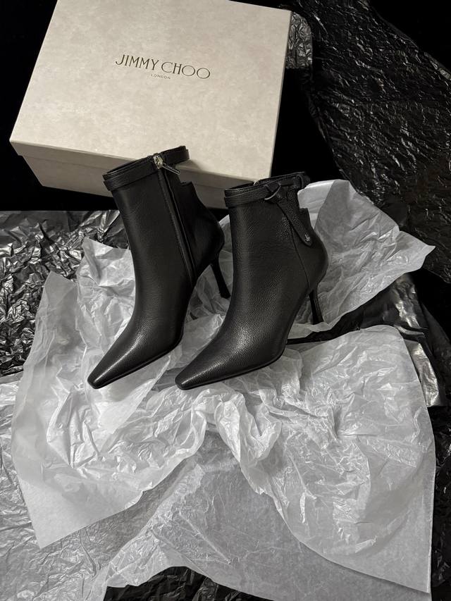 Jimmy Cho* 新品 尖头高跟短靴 高级皮革质感拉满 利落尖头搭配细高跟 瞬间拔高气场 侧边细节设计别致 上脚又飒又时髦 轻松Slay各种场合～ 鞋面进口