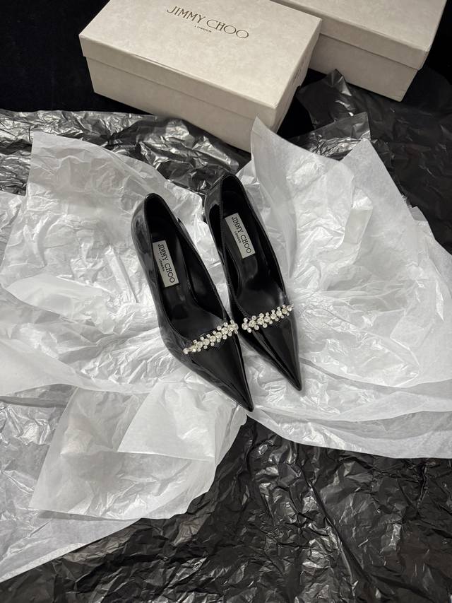 Jimmy Cho* 新品 尖头+水钻点缀 又酷又闪 上脚瞬间气场拉满 不管是晚宴还是出街 都能稳稳拿捏时髦感 谁穿谁是焦点～ 鞋面进口牛漆皮 内里进口羊皮 进