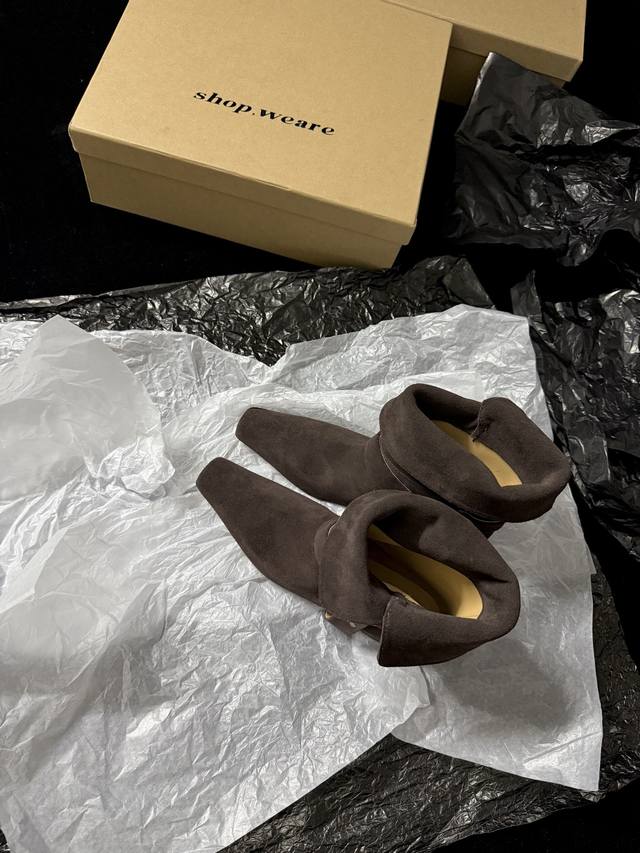 Shop Weare 新品靴 小方头骑士靴 既有西部特色又复古时髦 极简风格配有金属扣饰 可折叠穿出不一样的风格以及搭配 墙裂推荐 鞋面进口麂皮 内里进口水染牛