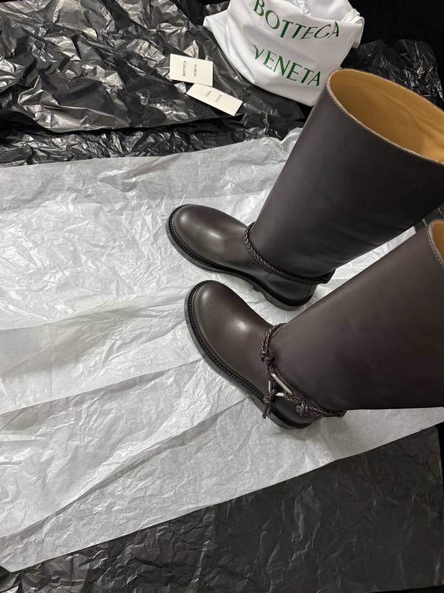 Bottega Venet* 新品 代购级别 酷飒值拉满 利落靴型搭配编织细节 又A又有质感 往脚上一蹬 气场直接两米八 轻松Slay各种风格～ 进口小牛皮 进