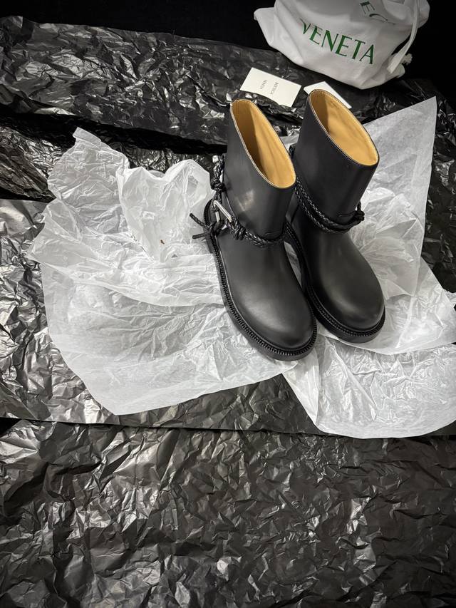 Bottega Venet* 新品 代购级别 短靴绝绝子 太懂时髦了 编织带+金属三角扣 酷感与精致感一把抓 简约靴型衬得腿型超好看 上脚瞬间气场全开 不管搭裙