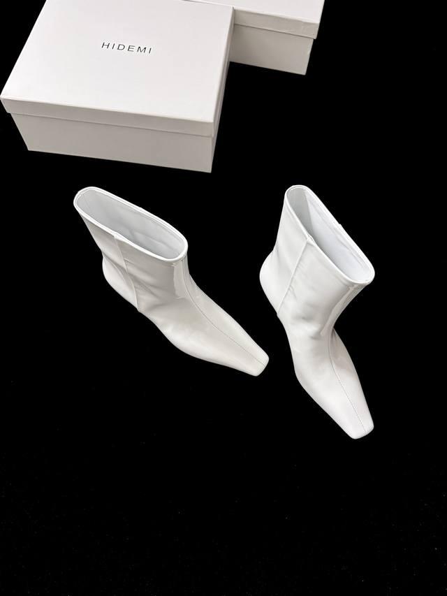 Hidem* 新品 是时髦精的天菜吧 亮面皮革自带高级感 尖头细跟一整个把优雅酷飒融合得恰到好处～ 不管搭裙装还是裤装 都能瞬间提升造型质感 出街绝对吸睛 鞋面