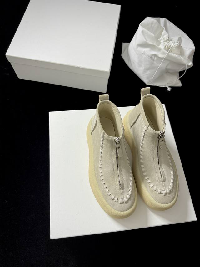 The Ro* 新品 代购级别 太懂时髦精了 麂皮质感高级 前拉链设计利落又吸睛 厚底还能悄悄**～ 不管是搭休闲装还是轻熟风 都能轻松出彩 妥妥的穿搭“心机”