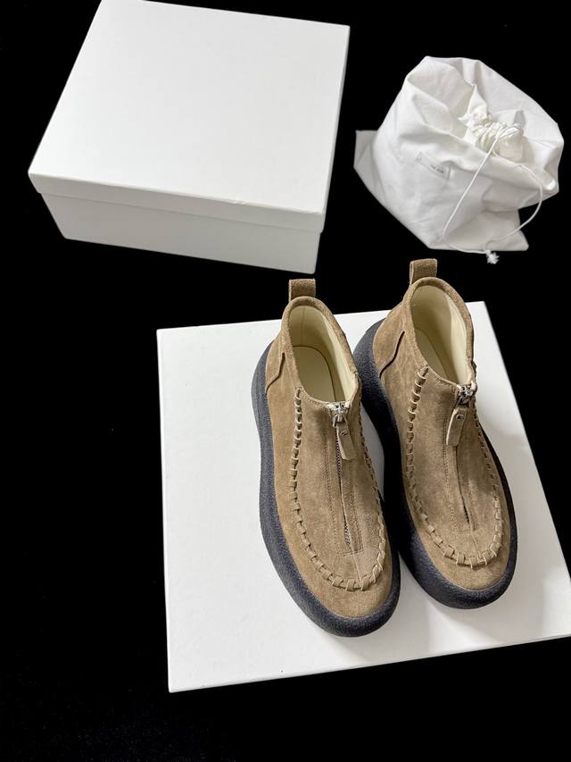 The Ro* 新品 代购级别 太懂时髦精了 麂皮质感高级 前拉链设计利落又吸睛 厚底还能悄悄增高～ 不管是搭休闲装还是轻熟风 都能轻松出彩 妥妥的穿搭“心机”