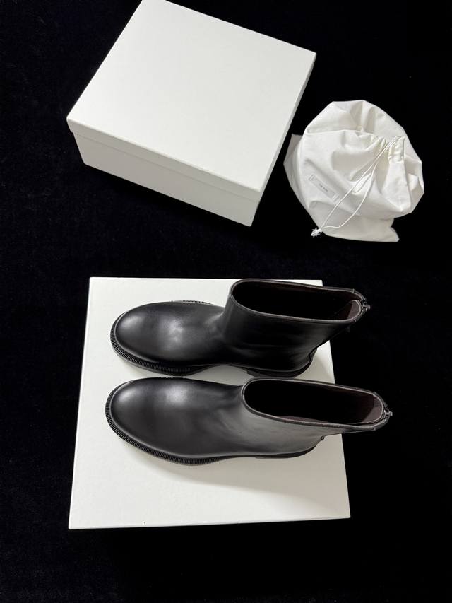 The Ro* 新品 极简风 简直是时髦密码 柔滑皮革质感拉满 后拉链设计利落又别致 厚底还能悄悄**～ 不管是搭配裙装还是裤装 都能轻松打造出高级感满满的造型