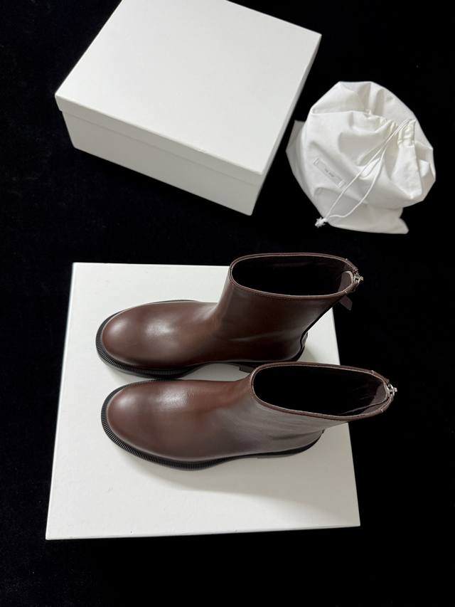 The Ro* 新品 极简风 简直是时髦密码 柔滑皮革质感拉满 后拉链设计利落又别致 厚底还能悄悄增高～ 不管是搭配裙装还是裤装 都能轻松打造出高级感满满的造型