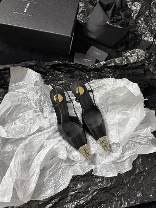 Saint Lauren* 新品 Ysl 直接把“拽姐”气质焊在脚上 金属尖头皮质拼接 又酷又奢 复古又带感～ 踩上它 走路都带风 出街秒变焦点 时髦精闭眼冲～