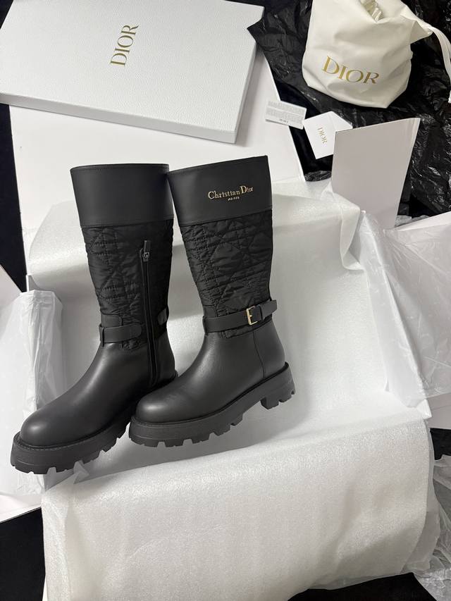 Dio* 新品 把酷飒与优雅狠狠焊死 菱格绗缝拼接皮革 细节满是质感 金属扣带点睛 厚底还能悄悄拉长腿线～ 穿上直接变身街头时髦精 走路都带风 谁穿谁沦陷～ 鞋