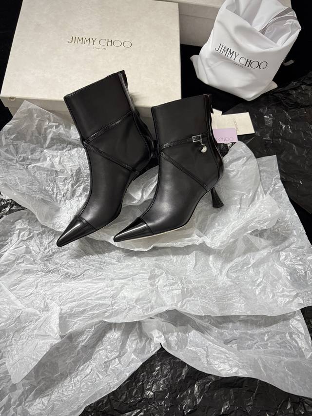 Jimmy Cho* 新品 直接把高级感焊在脚上 利落尖头+细高跟 自带气场Buff 交叉带设计更添精致感 小挂饰还藏着小心机～ 穿上秒变都市酷飒丽人 出街Sl