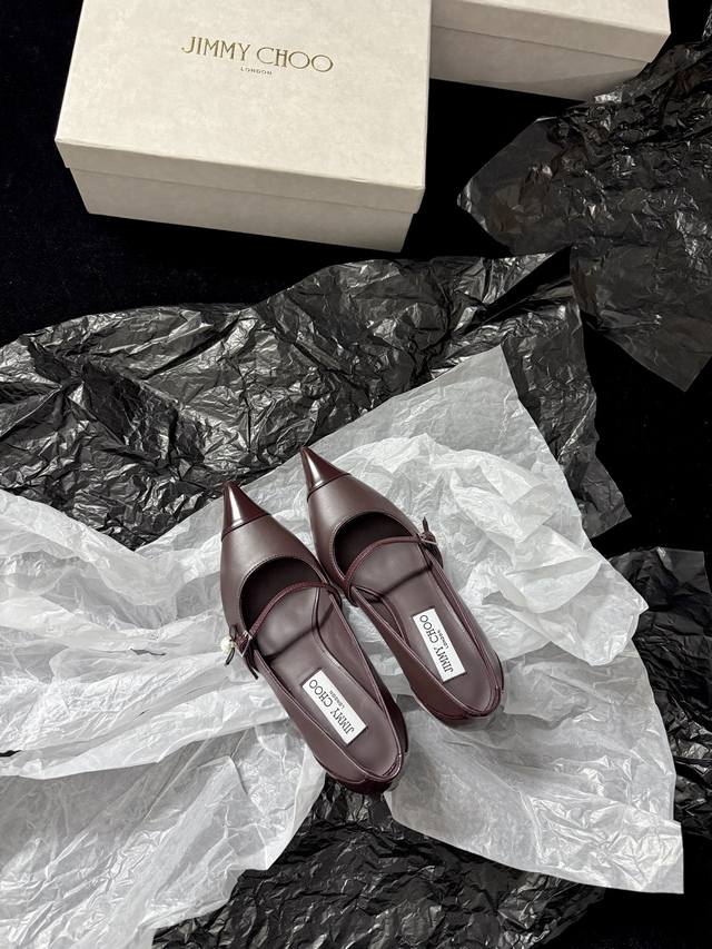 Jimmy Cho* 新品 Jc这波单鞋 把优雅与时髦玩明白了 尖头设计自带气场 细节又添几分娇俏 不管是搭配裙装赴约 还是配裤装通勤 都能稳稳拿捏高级感 脚踩